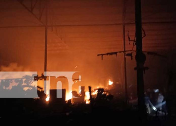 Foto: Voraz incendio reduce a cenizas parte de un taller y dos vehículos en Managua / TN8