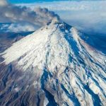 Volcán Cotopaxi emite columna de humo y ceniza en Ecuador