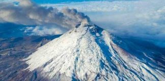 Volcán Cotopaxi emite columna de humo y ceniza en Ecuador