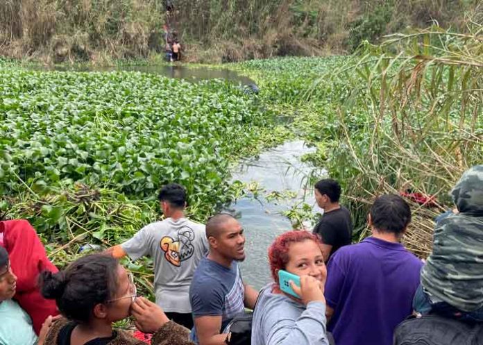 Migrantes se lanzan al río Bravo para llegar a EE.UU.