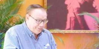 El Dr. Jorge Eduardo Arellano realizó un discurso desde el MINED