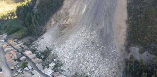 Foto: Aumentan a dos personas muertas tras deslizamientos de cerro en Huaral, Perú / Cortesía