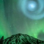 Una extraña espiral brillante aparece en el cielo nocturno