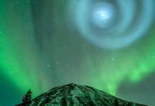 ¿Señal de lo alto? Extraño espiral brillante aparece en el cielo de Alaska Una extraña espiral brillante aparece en el cielo nocturno