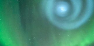Una extraña espiral brillante aparece en el cielo nocturno