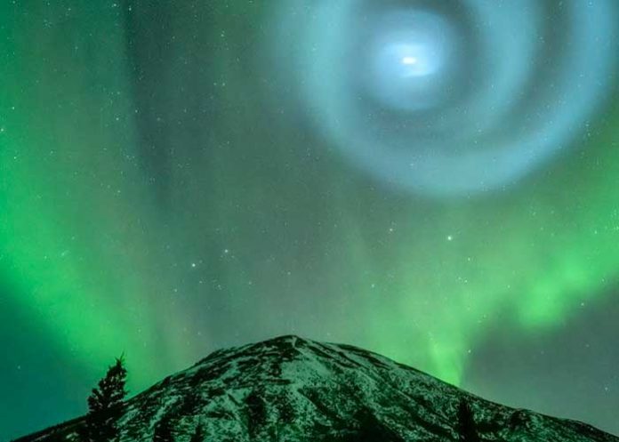 Una extraña espiral brillante aparece en el cielo nocturno