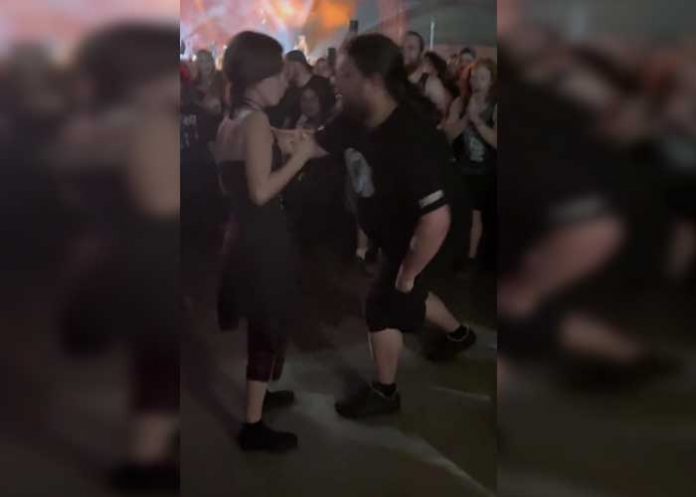 1 Tiktok: Joven se viraliza en redes por pedir matrimonio en un concierto.