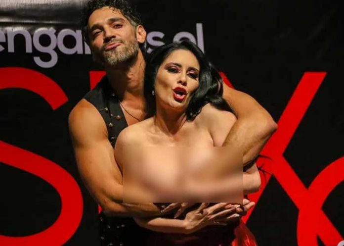 «No estaba en el guion» Sugey Ábrego enseña sus pechos en una obra