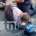 ¡Al 2 por 1! Conductora colisiona a dos motociclistas en Managua
