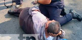 ¡Al 2 por 1! Conductora colisiona a dos motociclistas en Managua