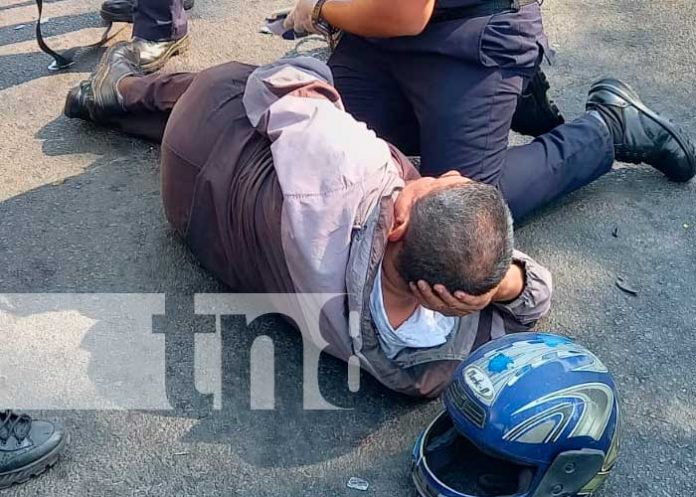 ¡Al 2 por 1! Conductora colisiona a dos motociclistas en Managua