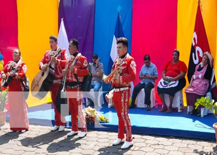 Mercado Iván Montenegro ¨Tira la casa por la ventana¨ Celebrando su 42 Aniversario