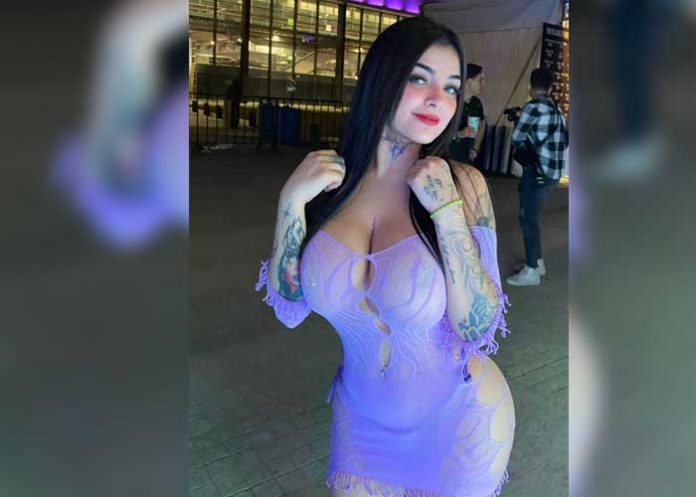 1 Karely Ruiz, presumió su espectacular silueta Karely Ruiz, presumió su espectacular silueta con su outfit