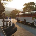 Cisterna se da vuelta con 11 mil litros de leche en Matiguás Foto: Cisterna se da vuelta con 11 mil litros de leche en Matiguás / TN8