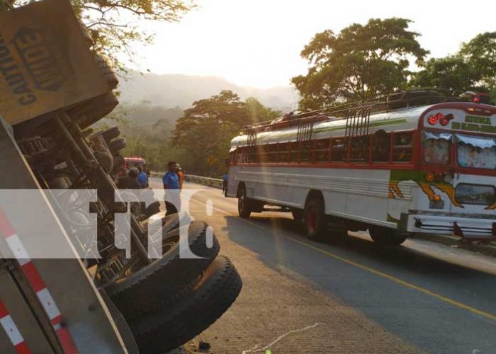 Foto: Cisterna se da vuelta con 11 mil litros de leche en Matiguás / TN8