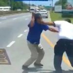 Se fueron a golpes: Dos taxistas protagonizan pelea en plena vía