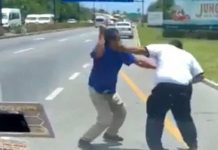 Se fueron a golpes: Dos taxistas protagonizan pelea en plena vía Se fueron a golpes: Dos taxistas protagonizan pelea en plena vía