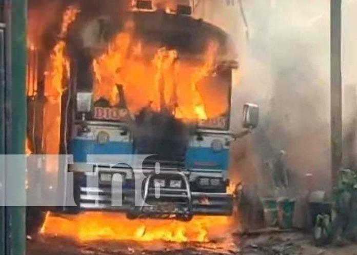 1 Incendio inexplicable consumió un bus en Nueva Guinea