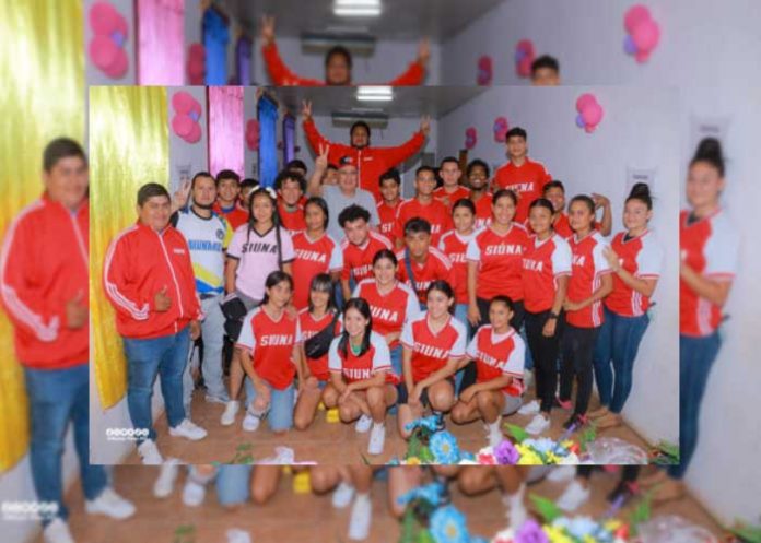 Reciben uniformes selección masculina y femenina de futbol en Siuna y Prinzapolka