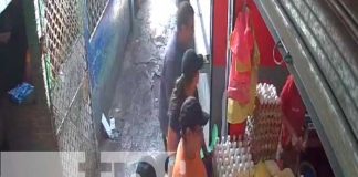 Hombre se "tamalea" 50 lbs. de queso en el Iván Montenegro y se da a la fuga (Video)