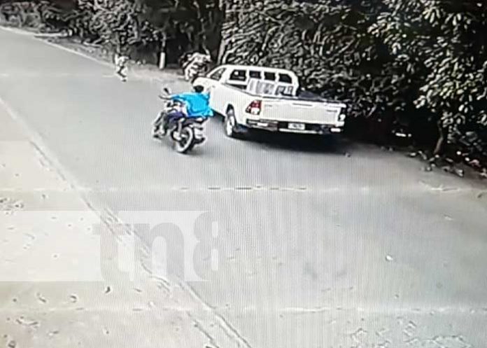 1 Imprudencia peatonal casi le cuesta la vida a una menor en Jalapa