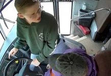 Niño héroe maneja un autobús tras desmayo de la conductora Niño héroe maneja un autobús tras desmayo de la conductora