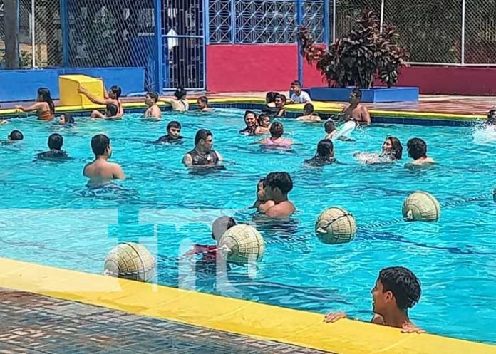 Familias apaciguan el calor es las refrescantes piscinas de xilonen