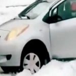 ¡Le salió el tiro por la culata! Ladrón es atrapado por la nieve en Estados Unidos Ladrón se viralizó en un video por robar un paquete; pero justamente al momento de huir del lugar en su vehículo, es atrapado por la nieve.