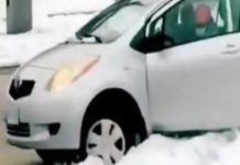 ¡Le salió el tiro por la culata! Ladrón es atrapado por la nieve en Estados Unidos Ladrón se viralizó en un video por robar un paquete; pero justamente al momento de huir del lugar en su vehículo, es atrapado por la nieve.