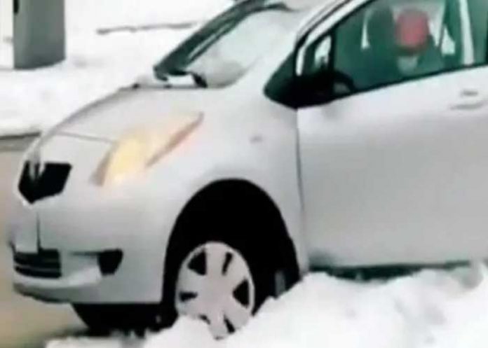 2 Ladrón se viralizó en un video por robar un paquete; pero justamente al momento de huir del lugar en su vehículo, es atrapado por la nieve.
