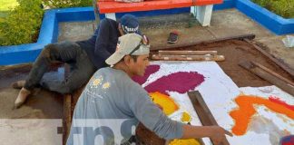 Tradicionales alfombras pasionarias se exhiben en el Puerto Salvador Allende