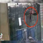 Video: ¡Salvado por la cuerda! Terrible momento se llevaron dos hombres por un vientazo Video: ¡Salvado por la cuerda! Terrible momento se llevaron dos hombres por un vientazo