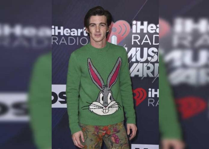 2 Apareció Drake Bell ¡Cabeza de gallina! olvidó su celular en su carro