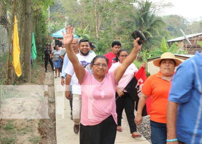 Foto: Entregan 100 metros de andenes peatonales a pobladores de Siuna / TN8