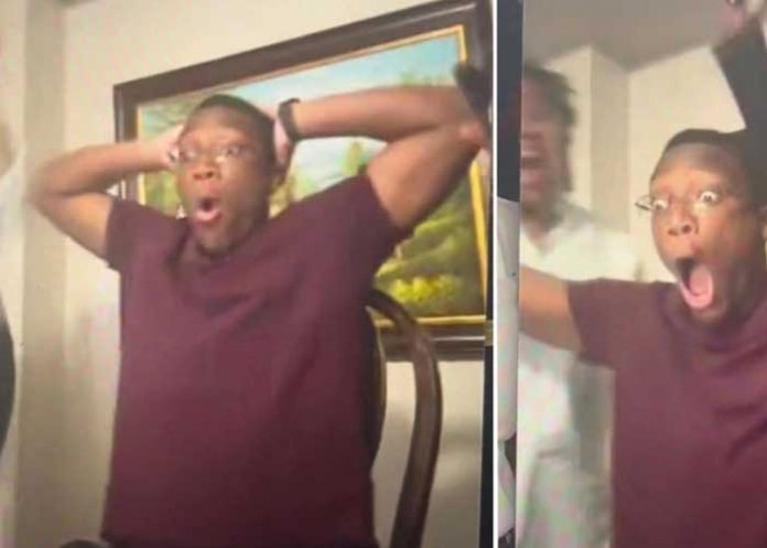 2 Joven llamó la atención de los usuarios de TikTok, al ver su reacción al ser recibido en Harvard