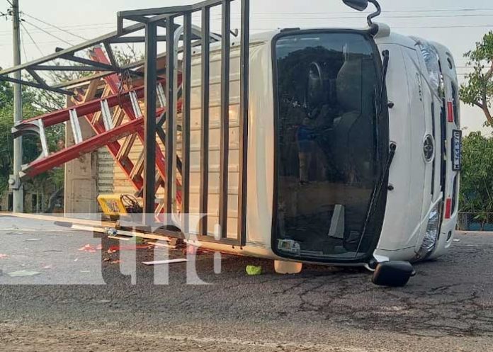 Conductor de camioncito se vuelca, km 123 en San Nicolás, Comalapa