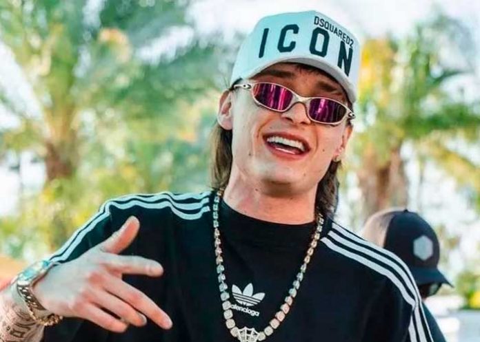 Polémica: Escuelas festejan Día del Niño con canciones de Peso Pluma