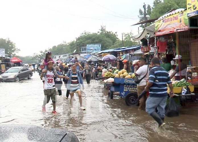 Sorpresiva lluvia refresca a los capitalinos este sábado