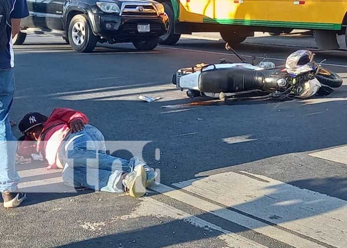 Se tira ALTO y choca a motorizado que viajaba en su preferencia en la Carretera Sur