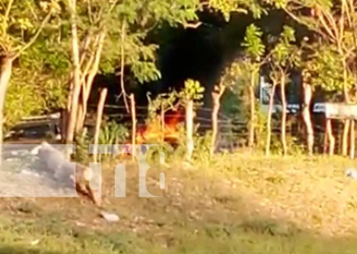 2 ¡Carro en llamas! Bomberos controlan incendio en un vehículo en Comarca Chiquilistagua