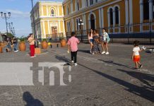 Granada enamora a los turistas en Semana Santa