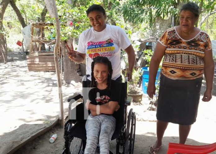 Foto: Personas con discapacidad reciben sillas de ruedas en Nandaime / TN8