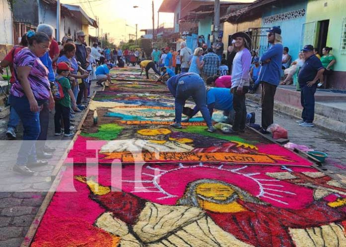 Foto: Viernes Santo: Realizan alfombras pasionarias en León / TN8