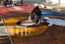 Elaboran tradicionales alfombras pasionarias en Jinotepe, Carazo Foto:Elaboran tradicionales alfombras pasionarias en Jinotepe, Carazo / TN8
