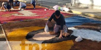 Foto:Elaboran tradicionales alfombras pasionarias en Jinotepe, Carazo / TN8