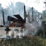 Familia queda sin nada, luego que su vivienda se haya incendiado en Siuna Familia queda sin nada, luego que su vivienda se haya incendiado en Siuna