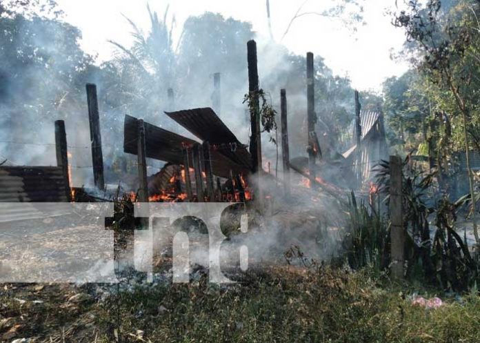 3 Familia queda sin nada, luego que su vivienda se haya incendiado en Siuna