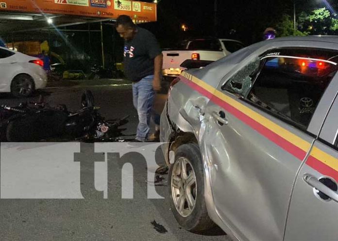 Foto: Motociclista lesionado tras estrellarse en un costado de un taxi en Juigalpa / TN8