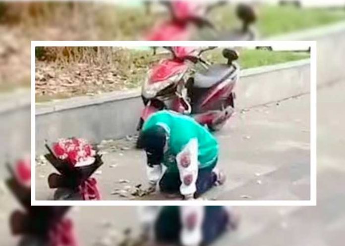 «Como pendejo quedo» un hombre arrodillado 21 horas esperando el perdón de su ex