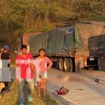 Motociclista se estrella con la llanta de una rastra en Matiguás Foto: Motociclista se estrella con la llanta de una rastra en Matiguás / TN8